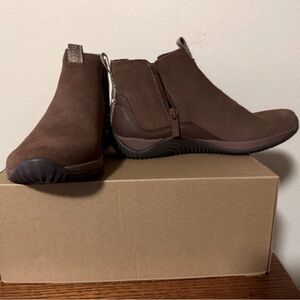 Water resistant shoes* Size 7* New